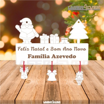 Placa decorativa de Natal em madeira com mensagem e figuras natalícias
