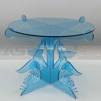Mesa azul translúcida com tampo redondo e base decorativa em acrílico