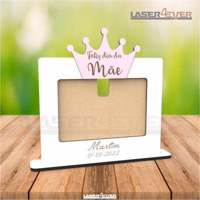 Porta-fotos personalizado branco com coroa rosa e gravação 'Feliz dia da Mãe', 'Martim 01-05-2022'