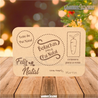 Cartão de correio de madeira com texto em português relacionado ao Pai Natal e Natal, sobre superfície de madeira e fundo festivo desfocado.