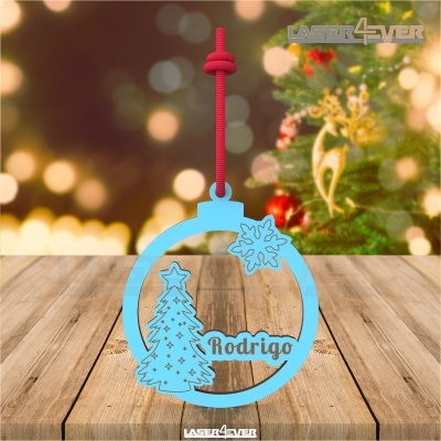 Ornamento de Natal azul com árvore, floco de neve e nome Rodrigo pendurado