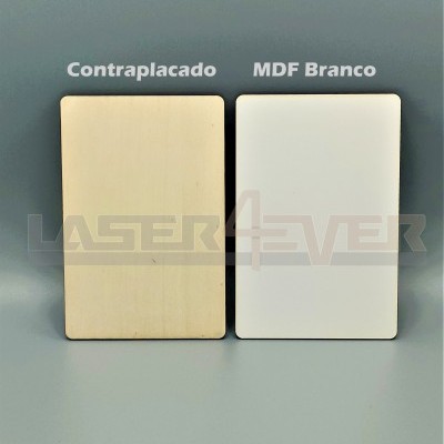 Amostras de contraplacado e MDF branco lado a lado
