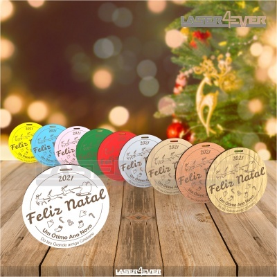 Discos decorativos coloridos com texto de Natal e Ano Novo sobre mesa de madeira e fundo de árvore de Natal