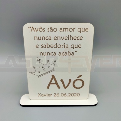 Placa decorativa branca com texto em castanho sobre avós e uma coroa, com suporte branco.