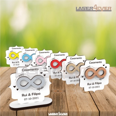 Lembranças de casamento com símbolo do infinito em várias cores e texto Rui & Filipa 07-10-2021