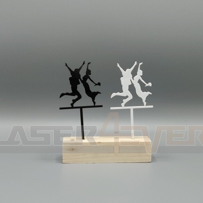 Esculturas decorativas de metal em suporte de madeira com silhuetas de dança