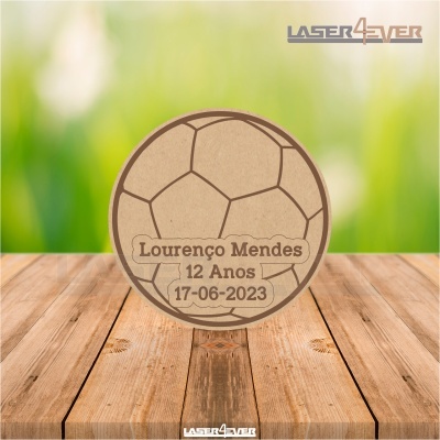 Troféu de madeira redondo com design de bola de futebol e texto gravado