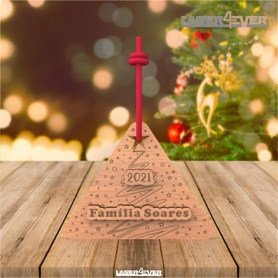 Ornamento de Natal de madeira com gravura de árvore, texto 2021 e Família Soares