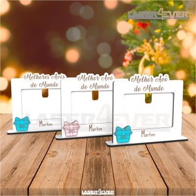 Suportes de acrílico para cartão com texto 'Melhores Avós do Mundo' e nome 'Martim' decorados com presentes coloridos