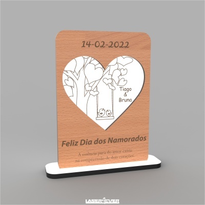 Placa decorativa de madeira com coração e texto Feliz Dia dos Namorados