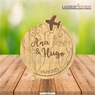 Globo terrestre em madeira com gravuras e texto Ana & Hugo 09-07-2023