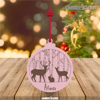 Decoração de natal rosa com desenho de cervos e nome Afonso, pendurada por cordão vermelho