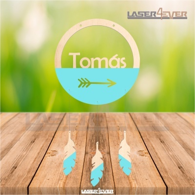 Pendente decorativo de madeira azul e natural com texto Tomás e penas penduradas