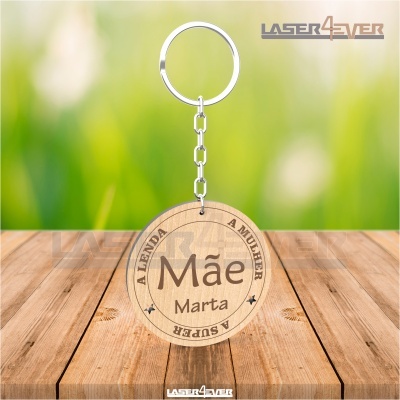 Porta-chaves redondo de madeira com gravação e corrente metálica