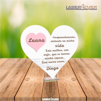 Coração decorativo em madeira com texto gravado, em suporte transparente