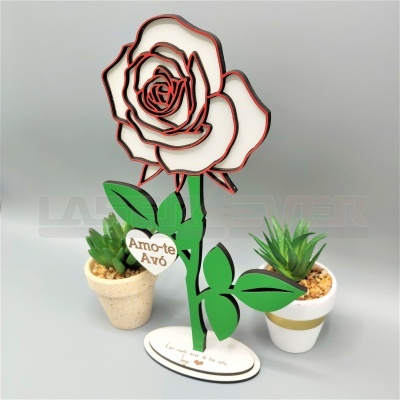 Figura decorativa de rosa com pendente 'Amo-te Avó' e duas plantas suculentas em vasos pequenos