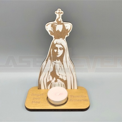 Vela branca com suporte de madeira e imagem recortada de Nossa Senhora