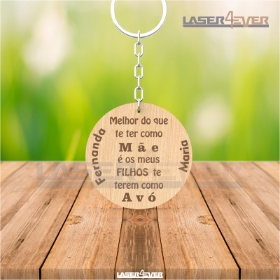 Chaveiro redondo em madeira com texto gravado e corrente metalizada