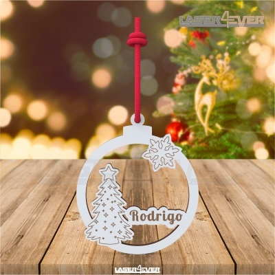 Enfeite de Natal branco com cordão vermelho e nome Rodrigo, em madeira, sobre mesa de madeira