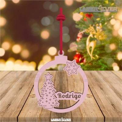 Enfeite de Natal em madeira cor de rosa com cordão vermelho e nome Rodrigo