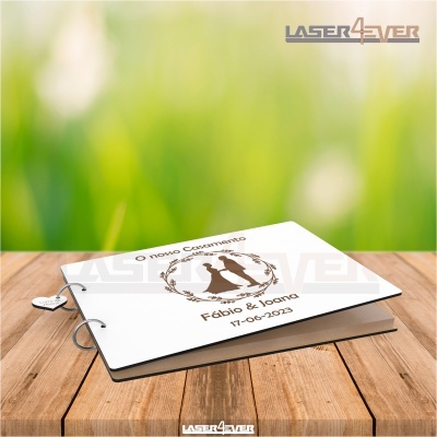 Livro branco decorado para casamento com texto e silhuetas de casal