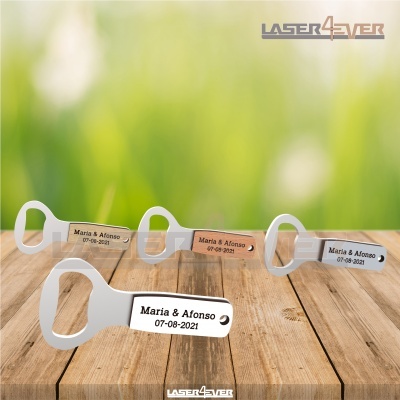 Quatro abridores de garrafas personalizados em branco com textos Maria & Afonso 07-08-2021 sobre madeira