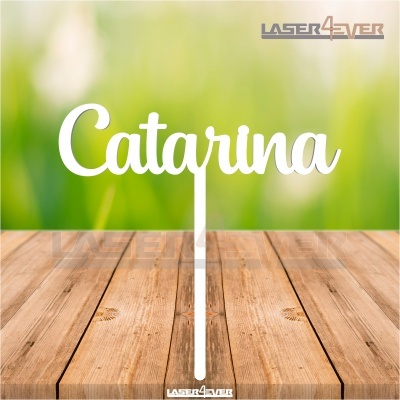 Topper bolo branco com palavra Catarina em mesa de madeira