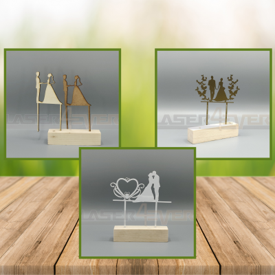 Peças decorativas de casais em madeira e metal sobre bases de madeira clara