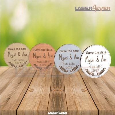 Lembranças redondas em madeira clara, média, branca e branca com texto gravado