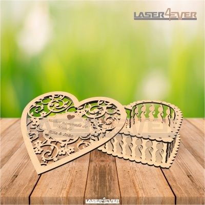 Caixa de madeira em forma de coração com tampa decorada e texto gravado