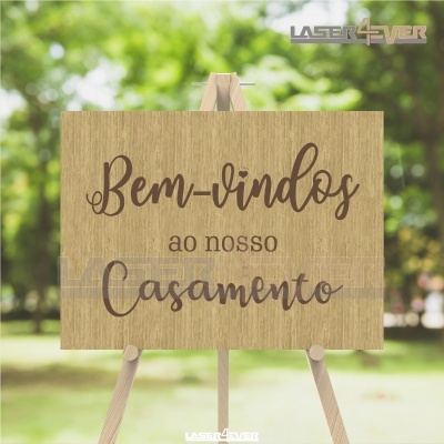 Placa de madeira com texto de boas-vindas para casamento em cavalete ao ar livre