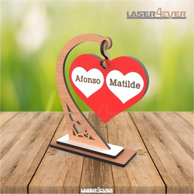 Escultura decorativa de madeira com corações vermelhos com nomes