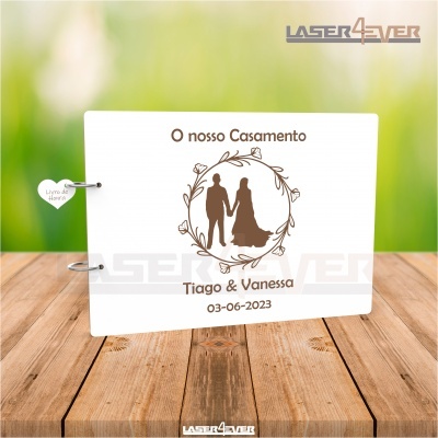 Livro de casamento personalizado em capa branca com design de casal e texto em português.