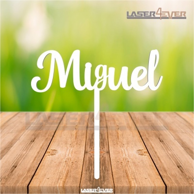 Figura decorativa branca com o nome Miguel sobre madeira