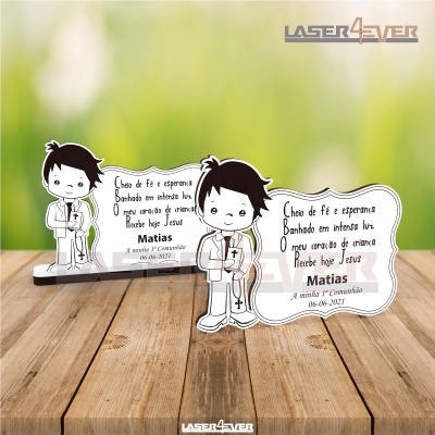 Placas decorativas de comunhão com menino ilustrado e texto em português