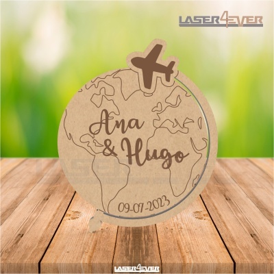 Placa redonda de madeira com mapa-múndi, avião, e nomes Ana & Hugo com data