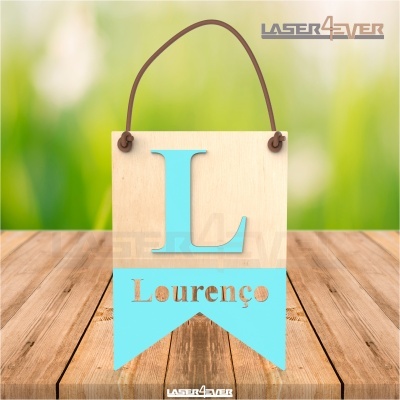 Placa decorativa de madeira com letra 'L' azul claro e a palavra 'Lourenço'