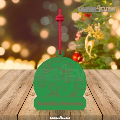 Enfeite de Natal verde com cordão vermelho e nome 'Familia Moreira' em fundo decorativo natalino