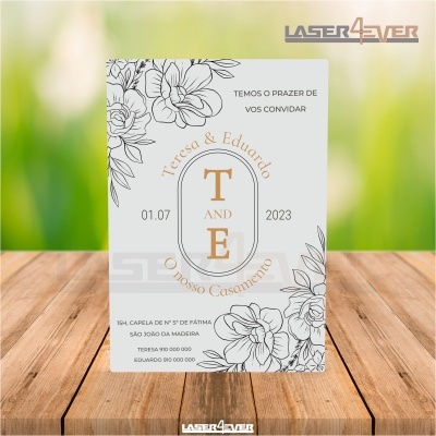 Convite de casamento branco com flores a preto e texto em dourado e preto