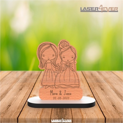 Adorno em madeira de duas meninas desenhadas com nomes e data gravados
