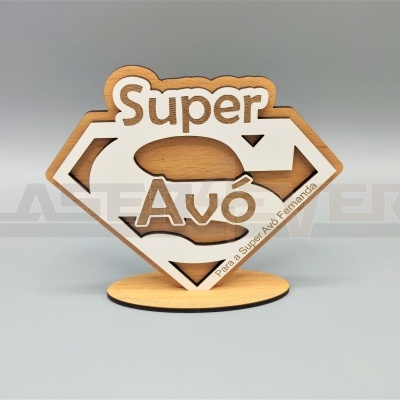 Objeto decorativo de madeira com texto 'Super Avó' e 'Para a Super Avó Fernanda'