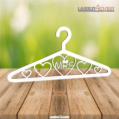 Cabide branco de madeira com corações e letras MRS