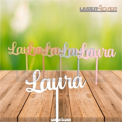 Topper de bolo com nome Laura em vários tons sobre madeira clara