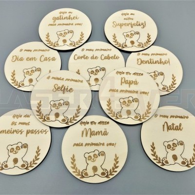 Conjunto de 10 marcadores circulares de madeira com desenhos de ursinhos e texto em português