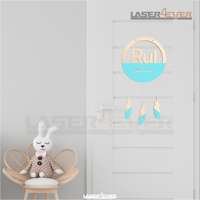 Adorno decorativo para porta com nome Rui em acrílico madeira e azul, com penas penduradas, numa porta branca, com cadeira e peluche ao lado