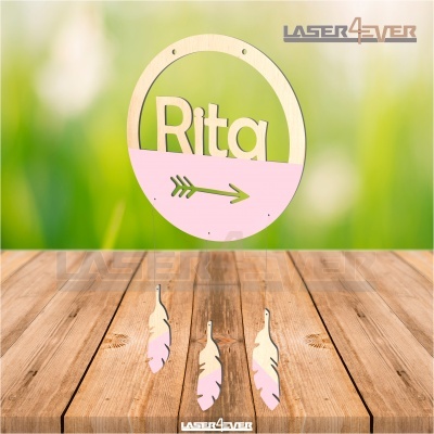 Objeto decorativo pendente com nome Rita em madeira e rosa