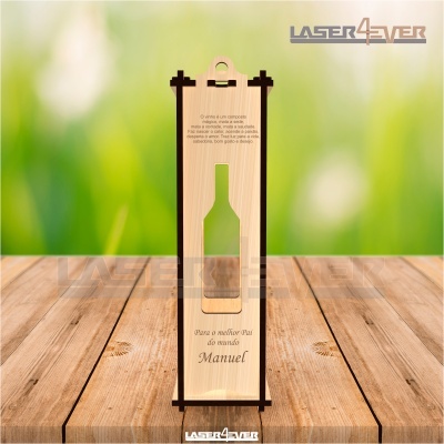 Suporte em madeira clara com recorte de garrafa e texto gravado, sobre superfície de madeira