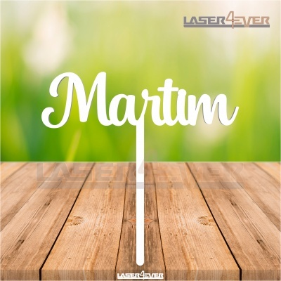 Objeto decorativo branco com a palavra Martim em letra cursiva sobre mesa de madeira