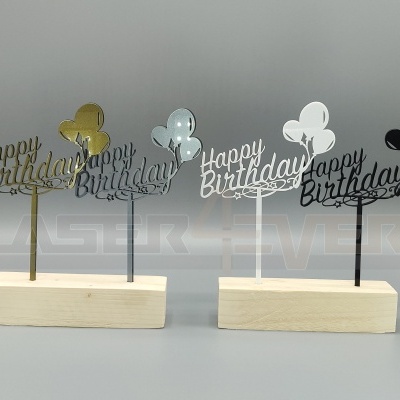 Decorações metálicas de aniversário com texto 'Happy Birthday' em suportes de madeira