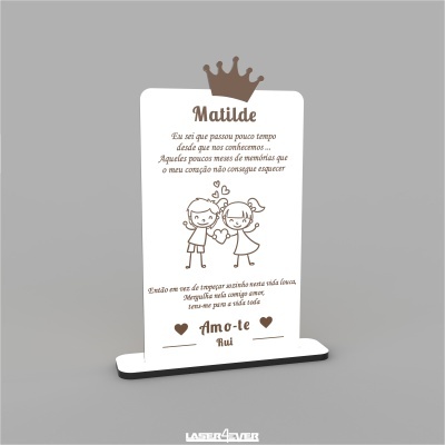 Placa decorativa com texto sentimental e ilustração de duas crianças a segurar um coração